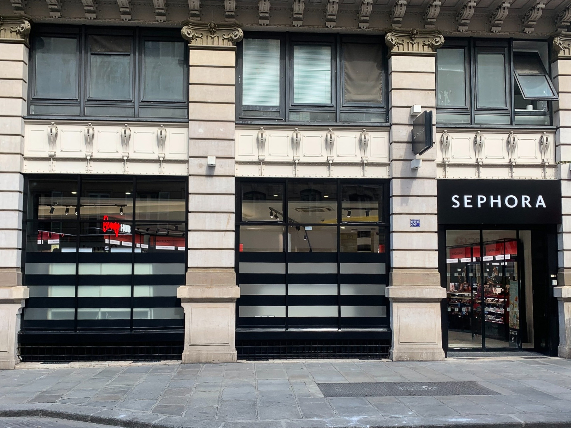 Photo de la devanture de Sephora après remise en peinture électrostatique par Tout en Couleurs