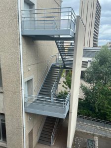 Traitement par peinture liquide sur un escalier