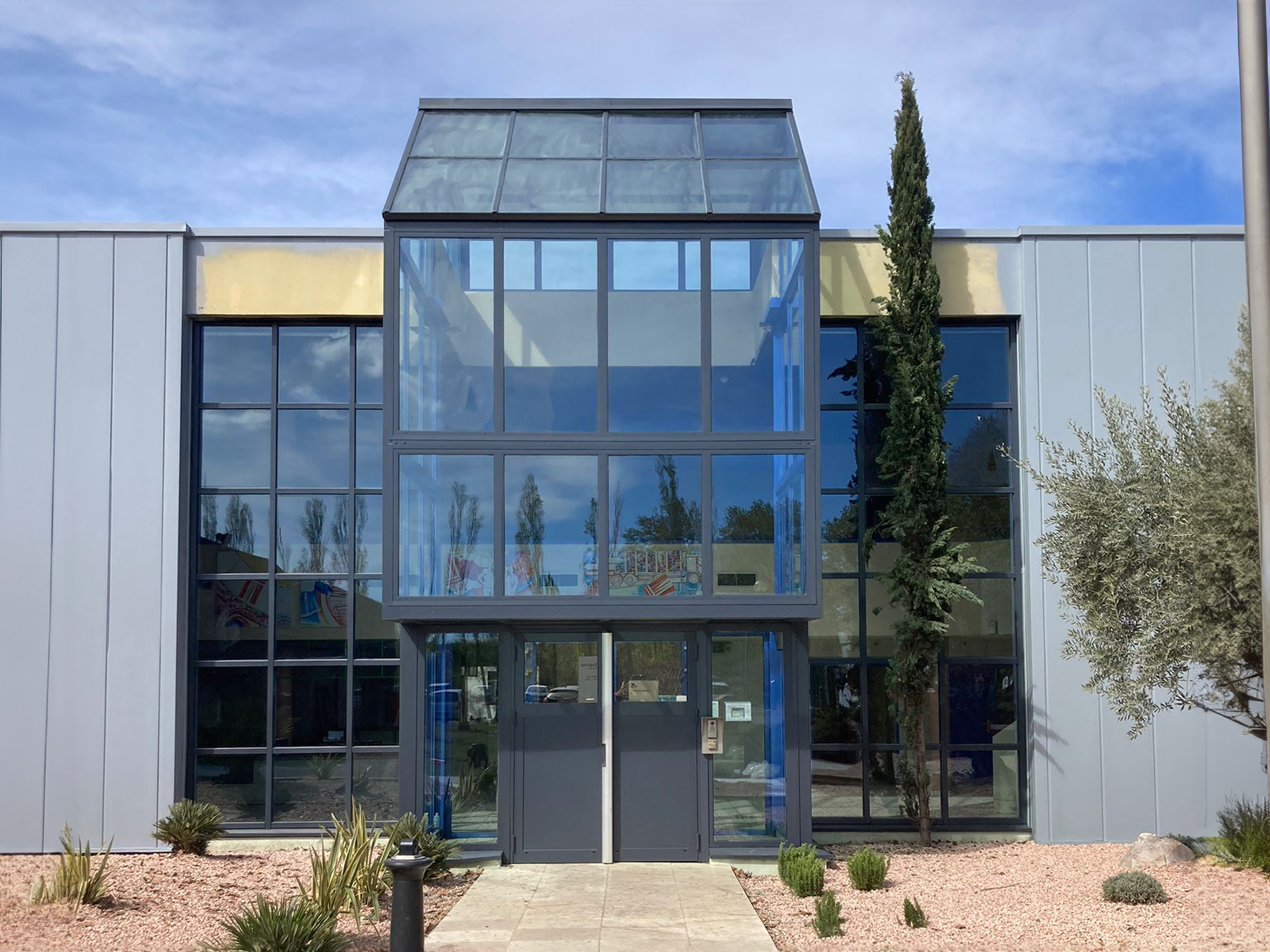 Photo après remise en peinture de plus de 5000m² de bardage et menuiseries