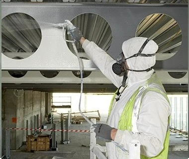 Personne appliquant une peinture anticorrosion avancée