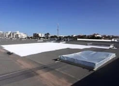 Application du cool roofing sur revêtement bitumineux