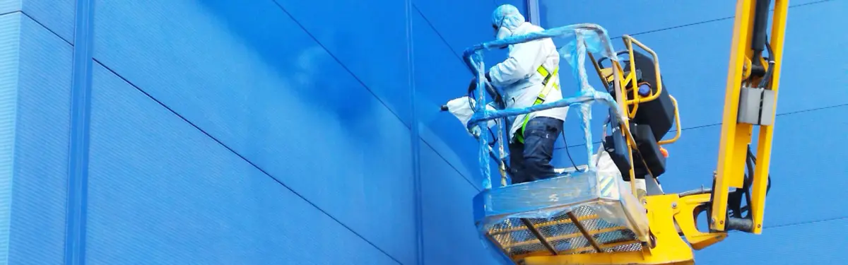 Photo d'intervention de remise en peinture par procédé électrostatique sur du bardage