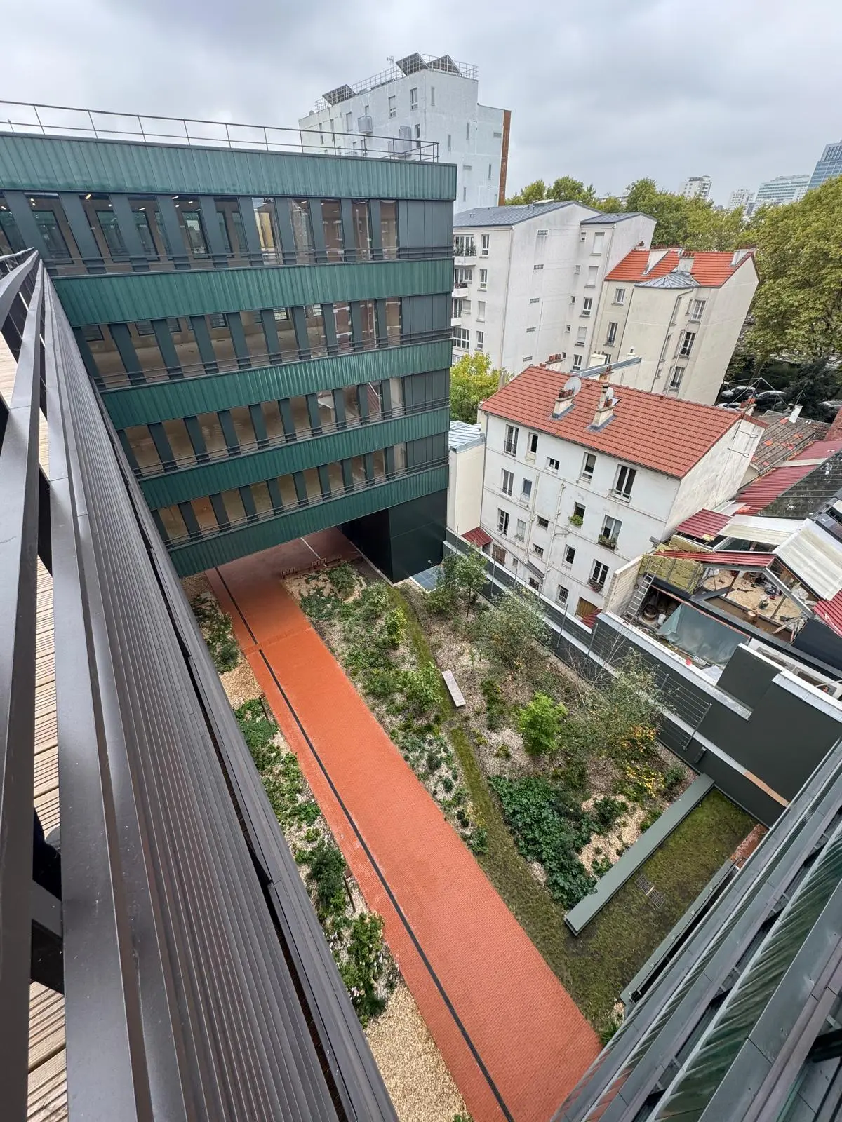 Apres-rehabilitation-la-traversee-peinture-electrostatique-exterieure Vue extérieure après intervention de réhabilitation à la traversée par peinture électrostatique