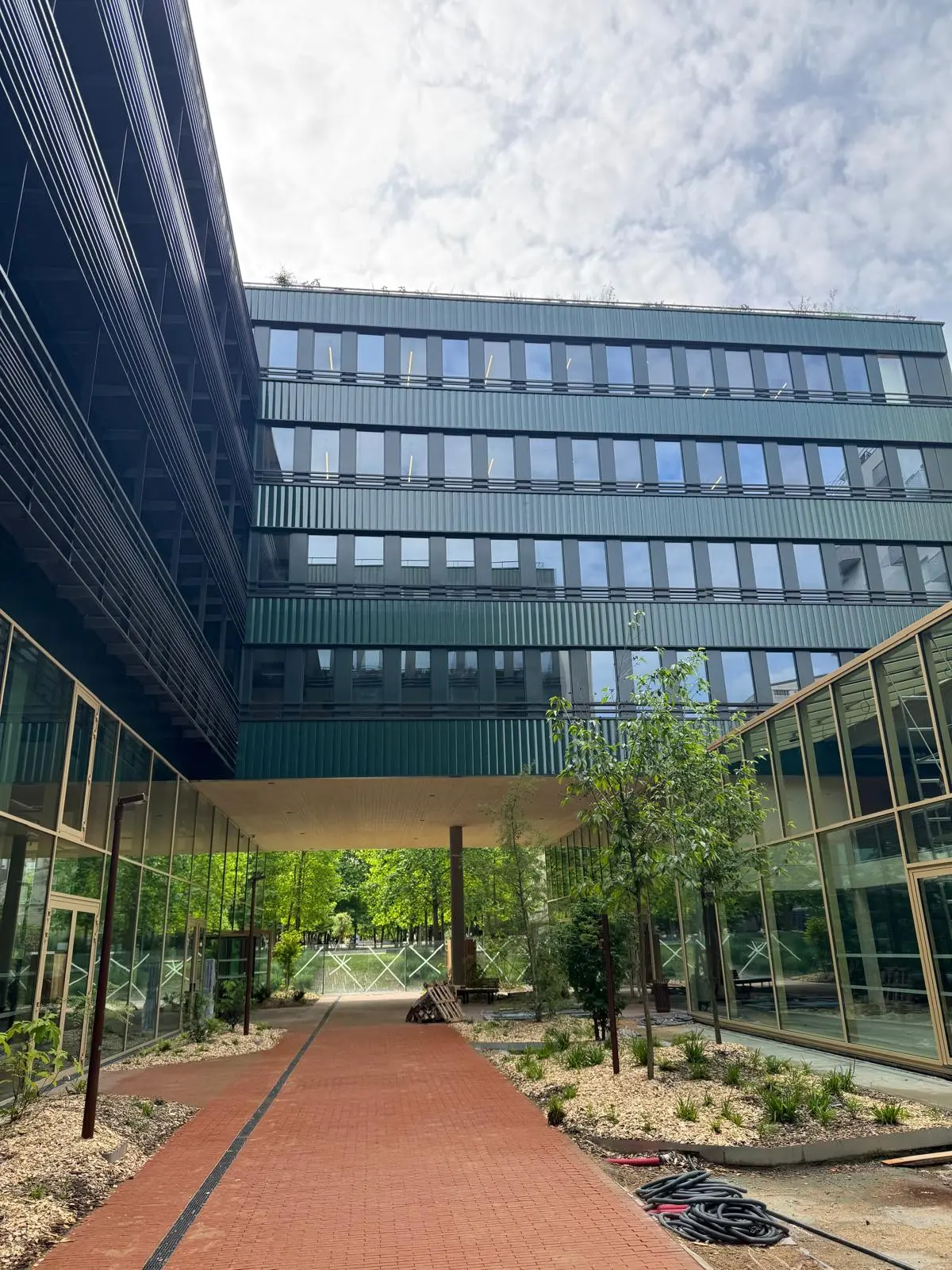 Apres-rehabilitation-la-traversee-peinture-electrostatique-facade Après intervention de réhabilitation façade à la traversée par peinture électrostatique