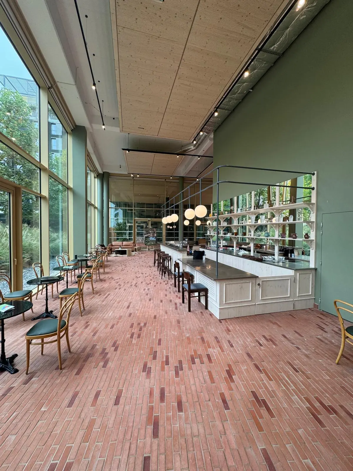 Apres-rehabilitation-la-traversee-peinture-electrostatique-interieure-cafeteria Après intervention de réhabilitation intérieure à la traversée par peinture électrostatique