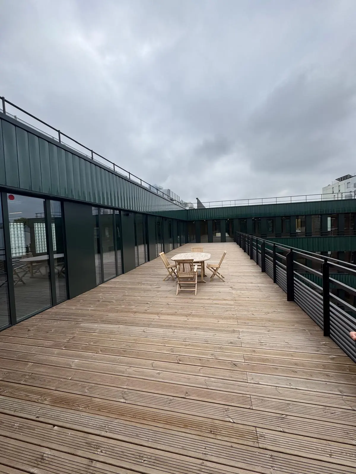 Apres-rehabilitation-la-traversee-peinture-electrostatique-terrasse Après intervention de réhabilitation terrasse à la traversée par peinture électrostatique