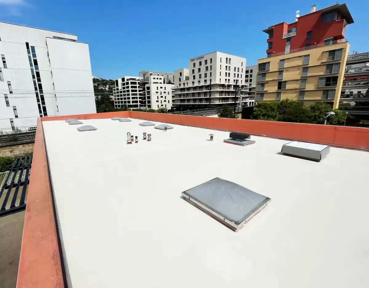 Toit avec revêtement réfléchissant cool roofing