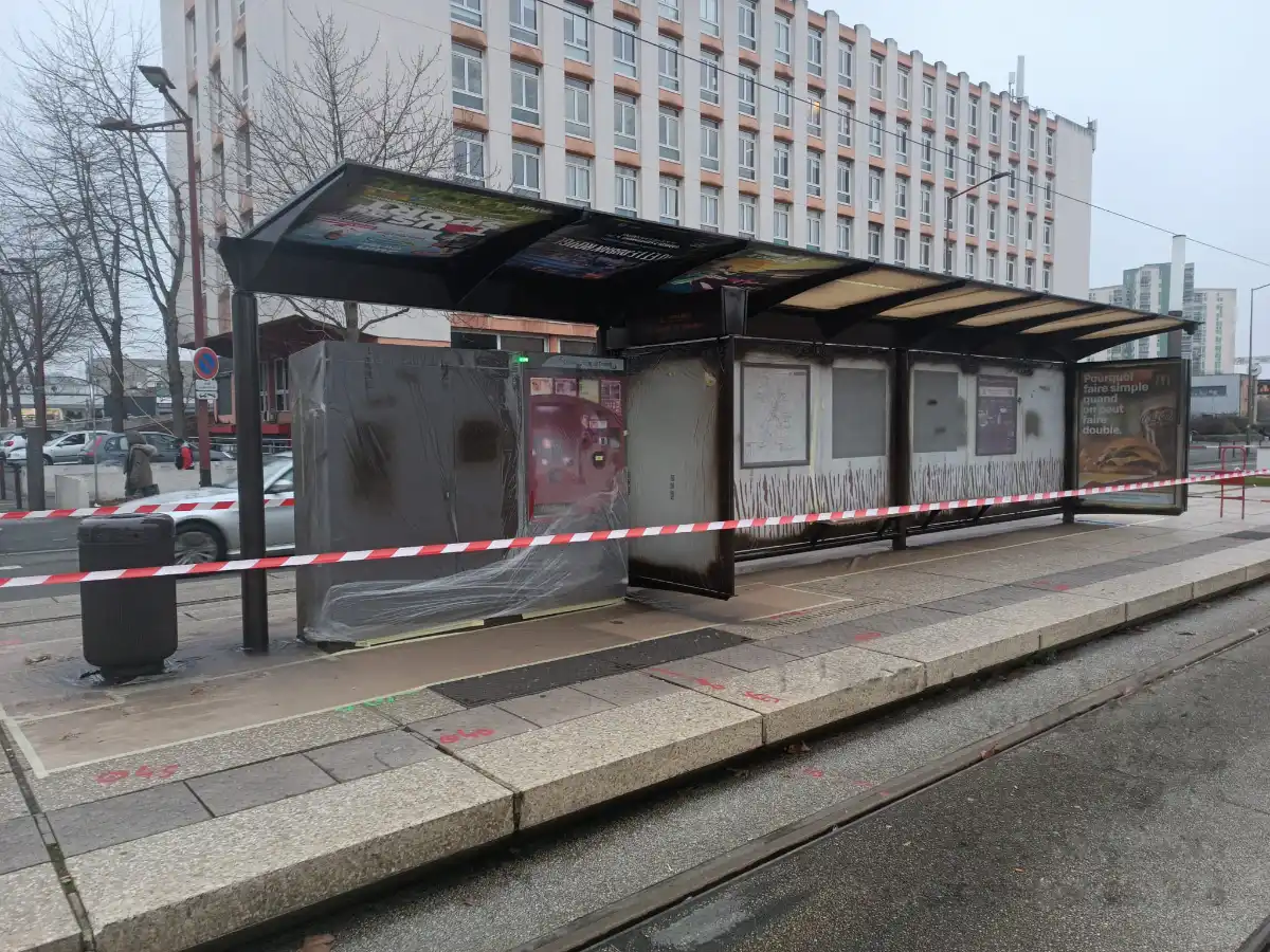 Peinture-electrostatique-abribus-mobilier-urbain Remise en peinture électrostatique de l'abribus