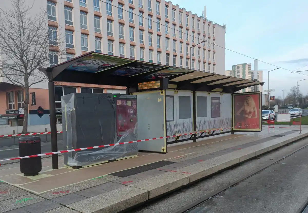 Preparation-peinture-electrostatique-abribus-mobilier-urbain Préparation de remise en peinture électrostatique d'un mobilier urbain