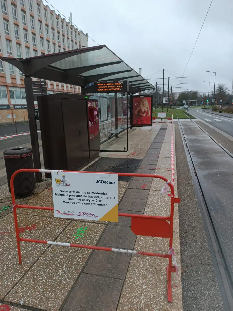 Securisation-peinture-electrostatique-abribus-mobilier-urbain Sécurisation avant remise en peinture électrostatique mobilier urbain