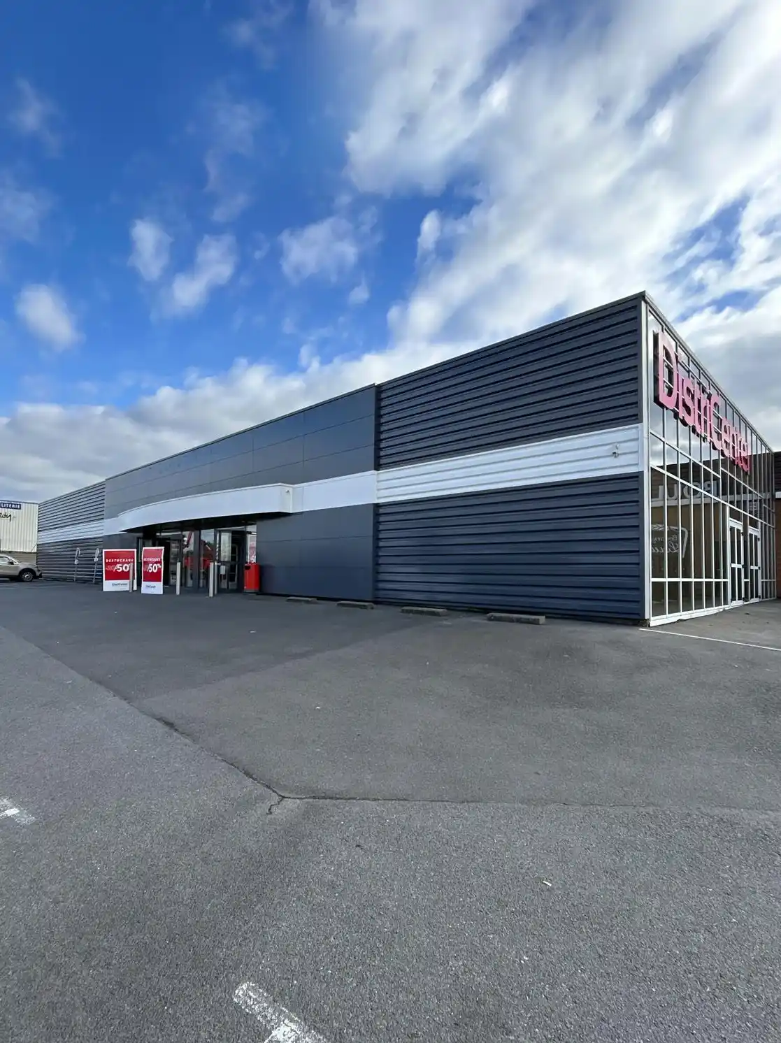 apres-cote-chantier-districenter-peinture-electrostatique-bardage Vue de côté après chantier DistriCenter remise en peinture électrostatique de bardage