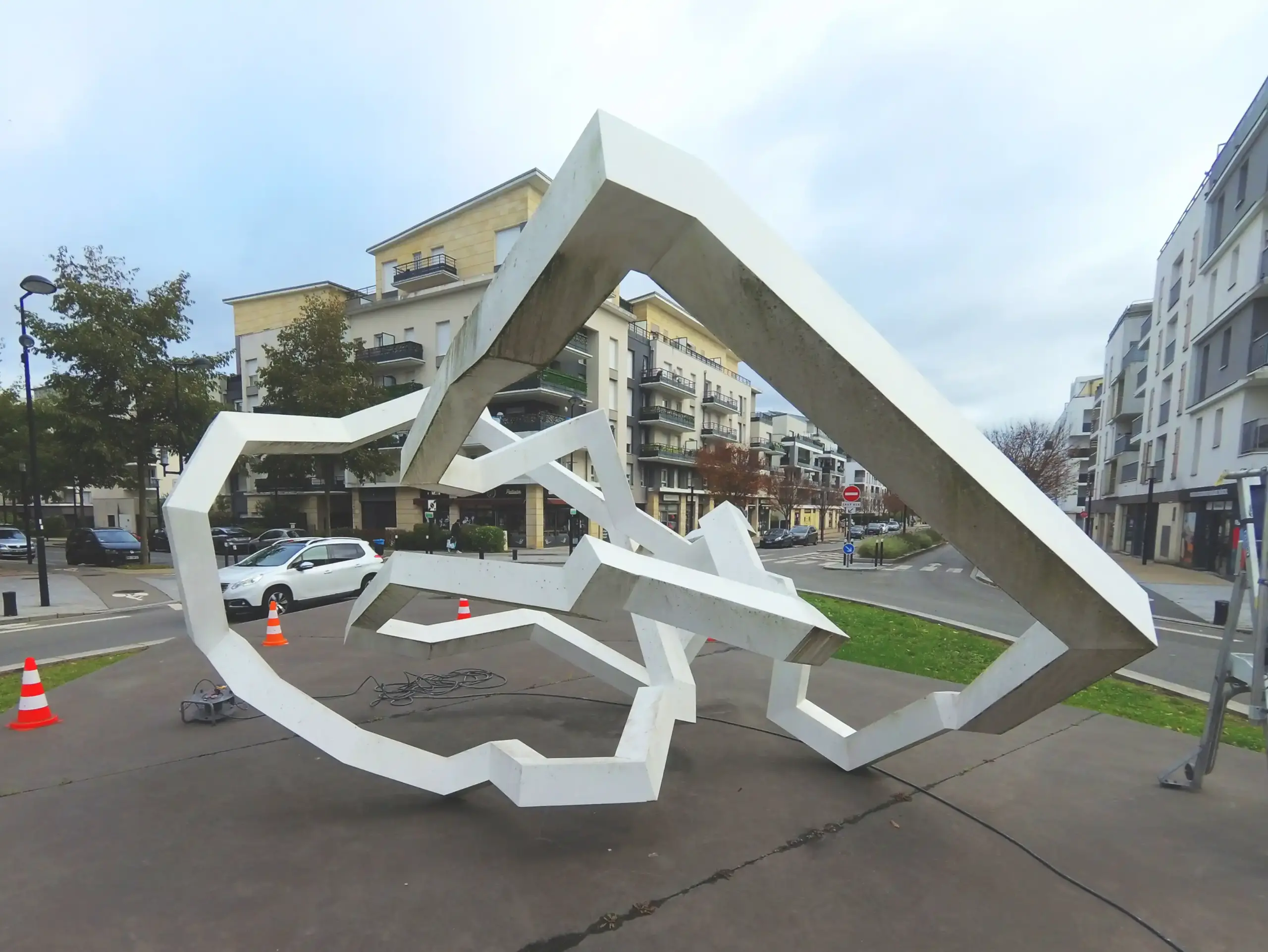 avant remise en peinture électrostatique sculpture urbaine