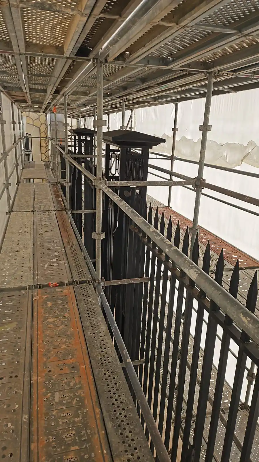 Colonnes grille peinture sous-prefecture d'arcachon