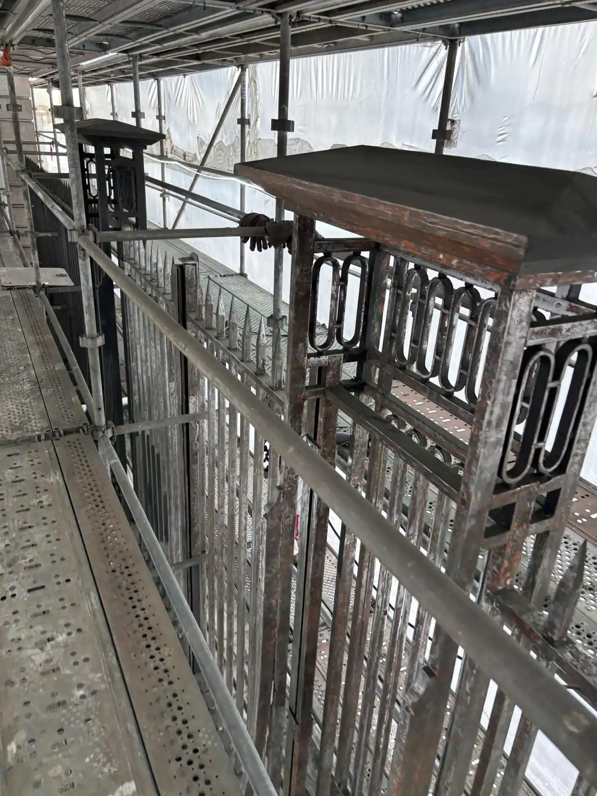 Colonnes grilles traitement anticorrosion de la sous-prefecture d'arcachon