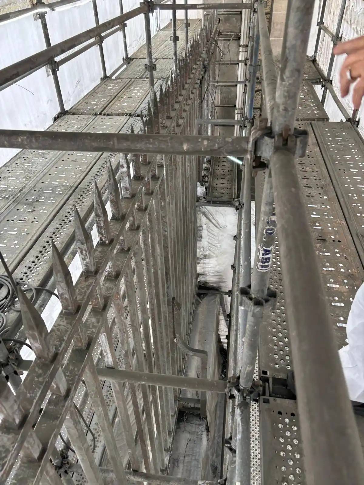 Grilles traitement anticorrosion de la sous-prefecture d'arcachon