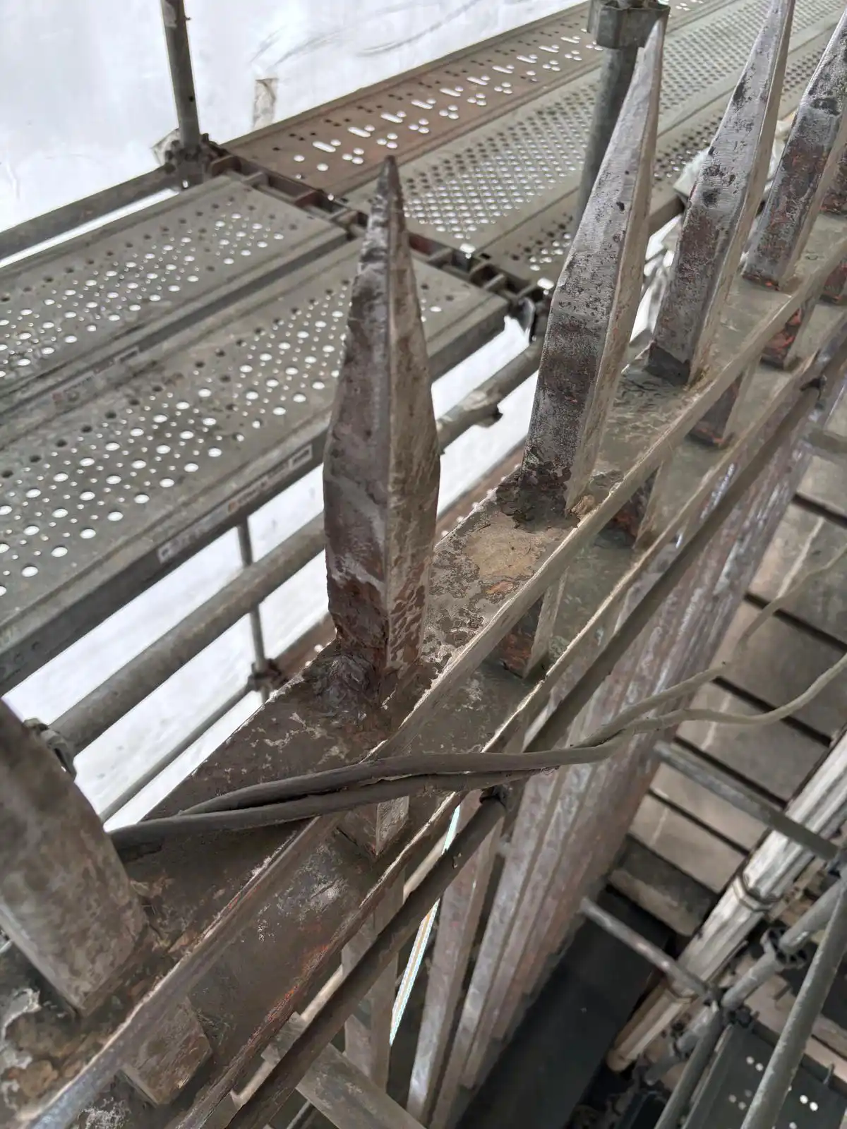 Pointes grilles traitement anticorrosion de la sous-prefecture d'arcachon