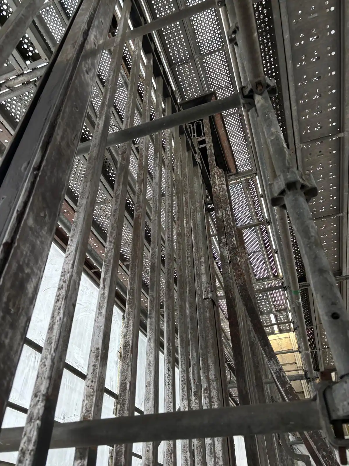 Tiges grilles traitement anticorrosion de la sous-prefecture d'arcachon