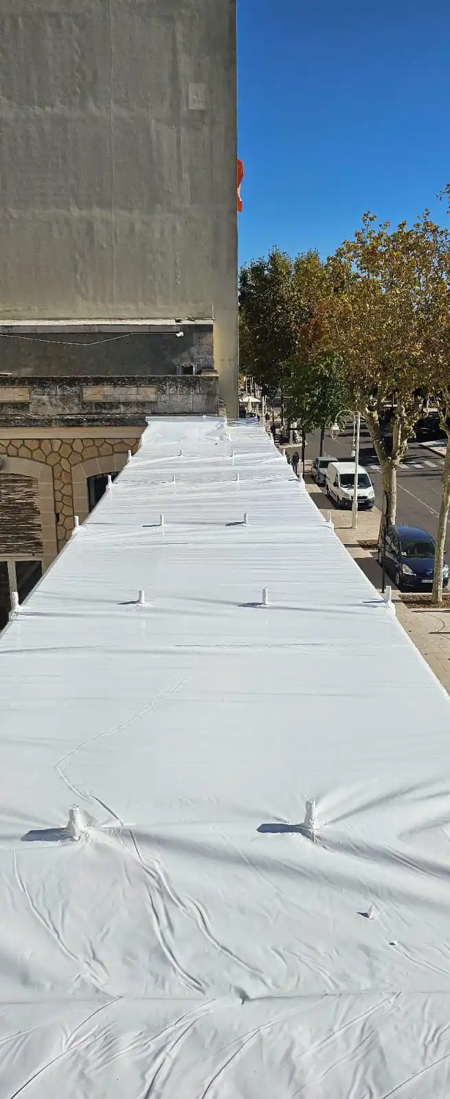 echafaudage en thermo bachage de la sous-prefecture d'arcachon hauteur