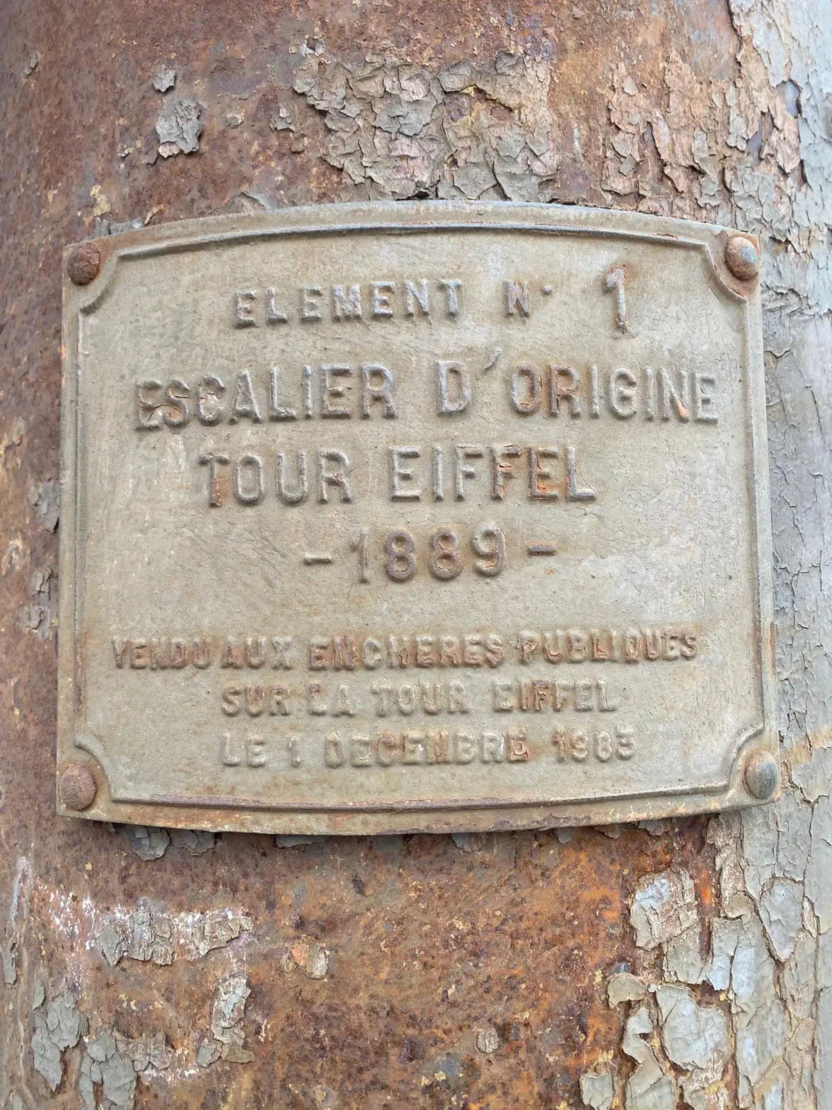 Avant déplombage de l'escalier de la Tour Eiffel
