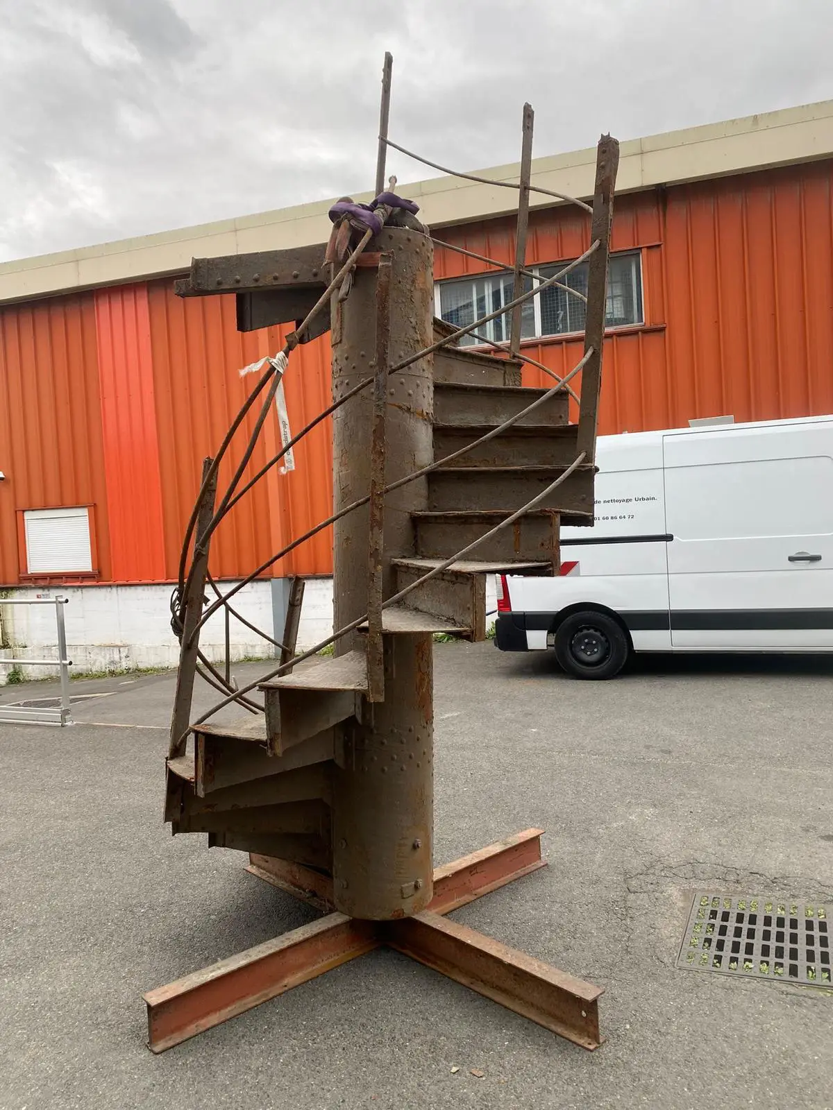 Avant déplombage de l'escalier de la Tour Eiffel