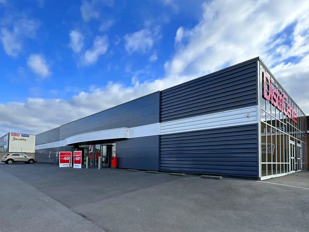 Remise en peinture électrostatique du bardage du DistriCenter de Granville