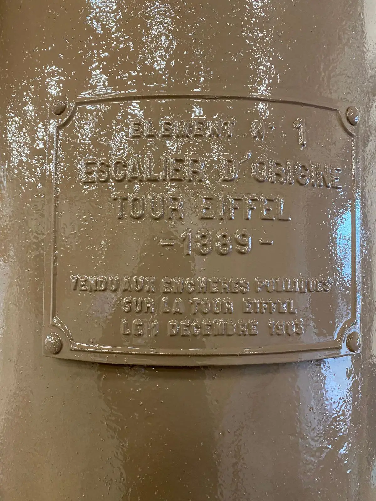 Après peinture électrostatique sur l'escalier de la Tour Eiffel