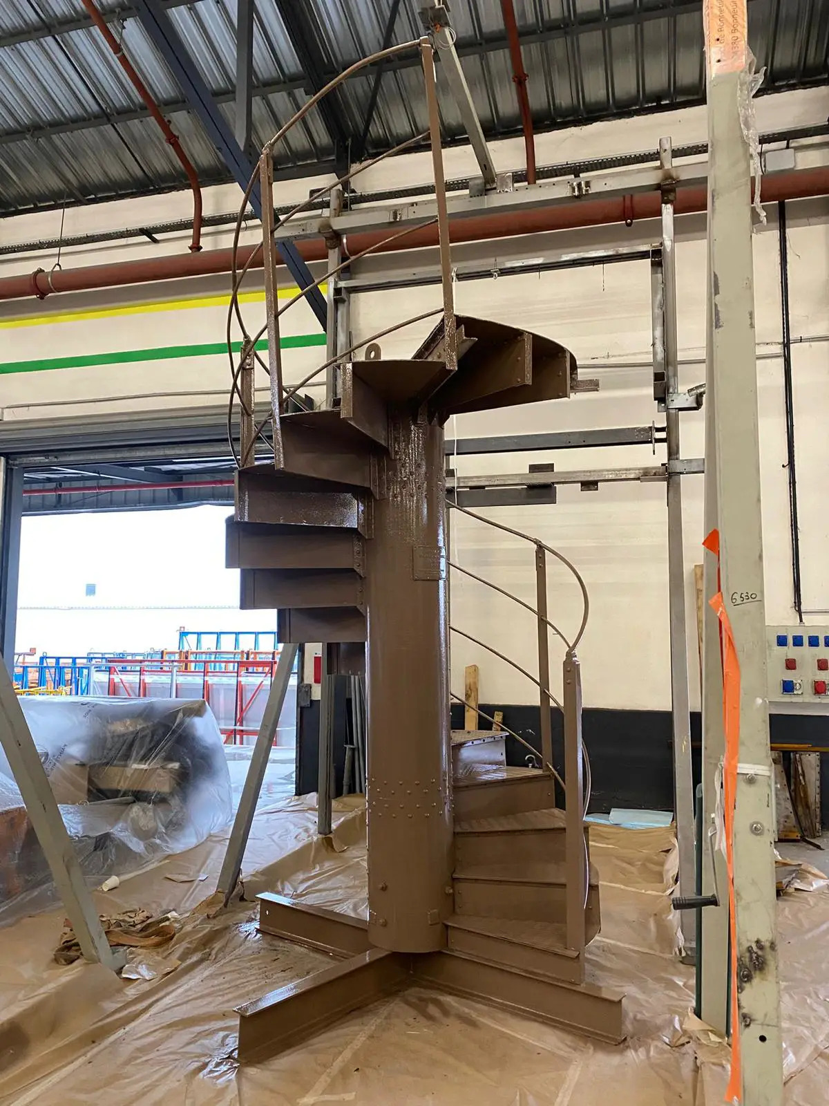 Après peinture électrostatique sur l'escalier de la Tour Eiffel