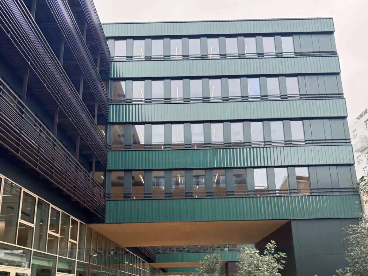 Remise en peinture de + 1 000 menuiseries et plusieurs milliers de m² de bardages