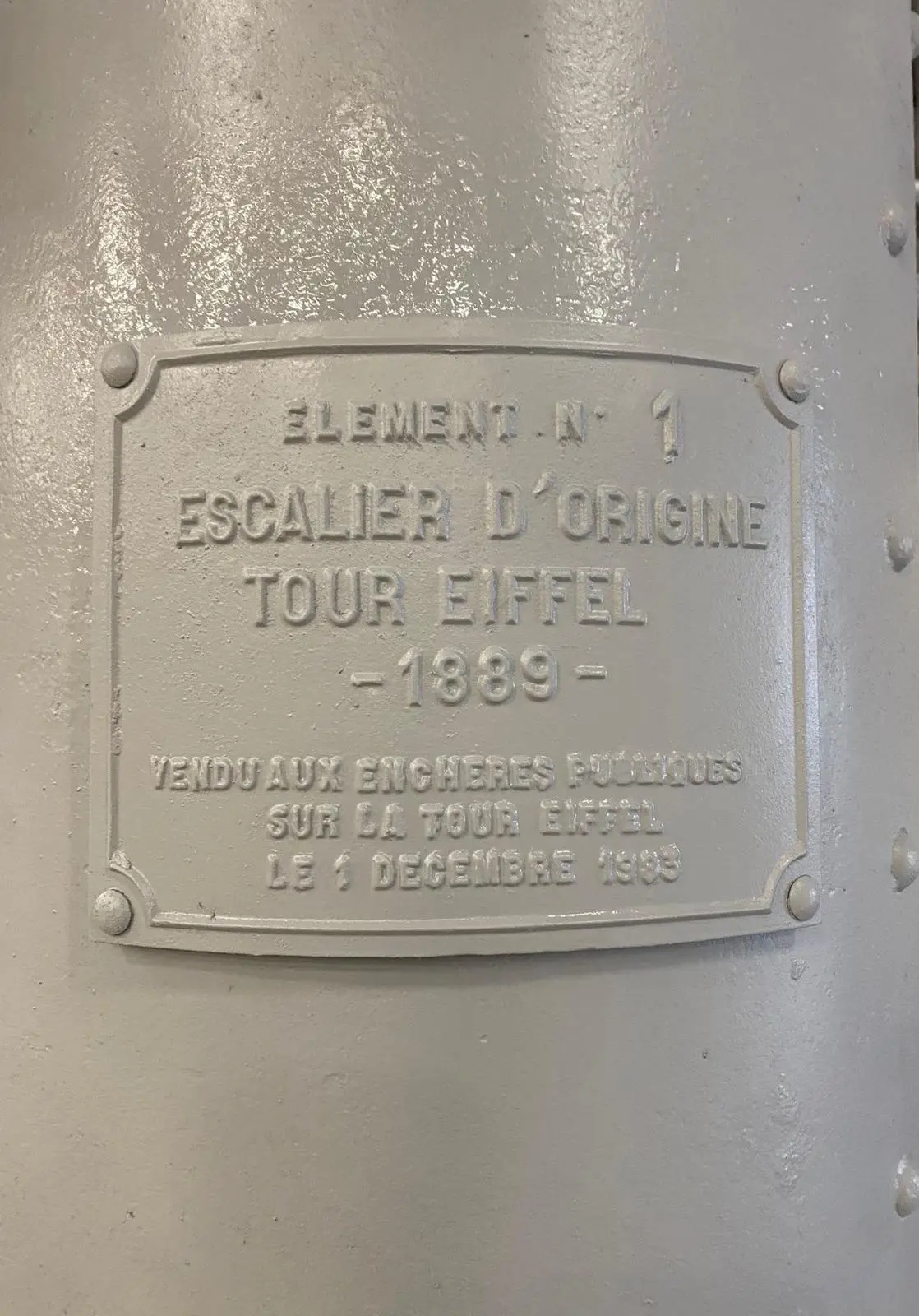Pose de primaire antirouille sur l'escalier de la Tour Eiffel