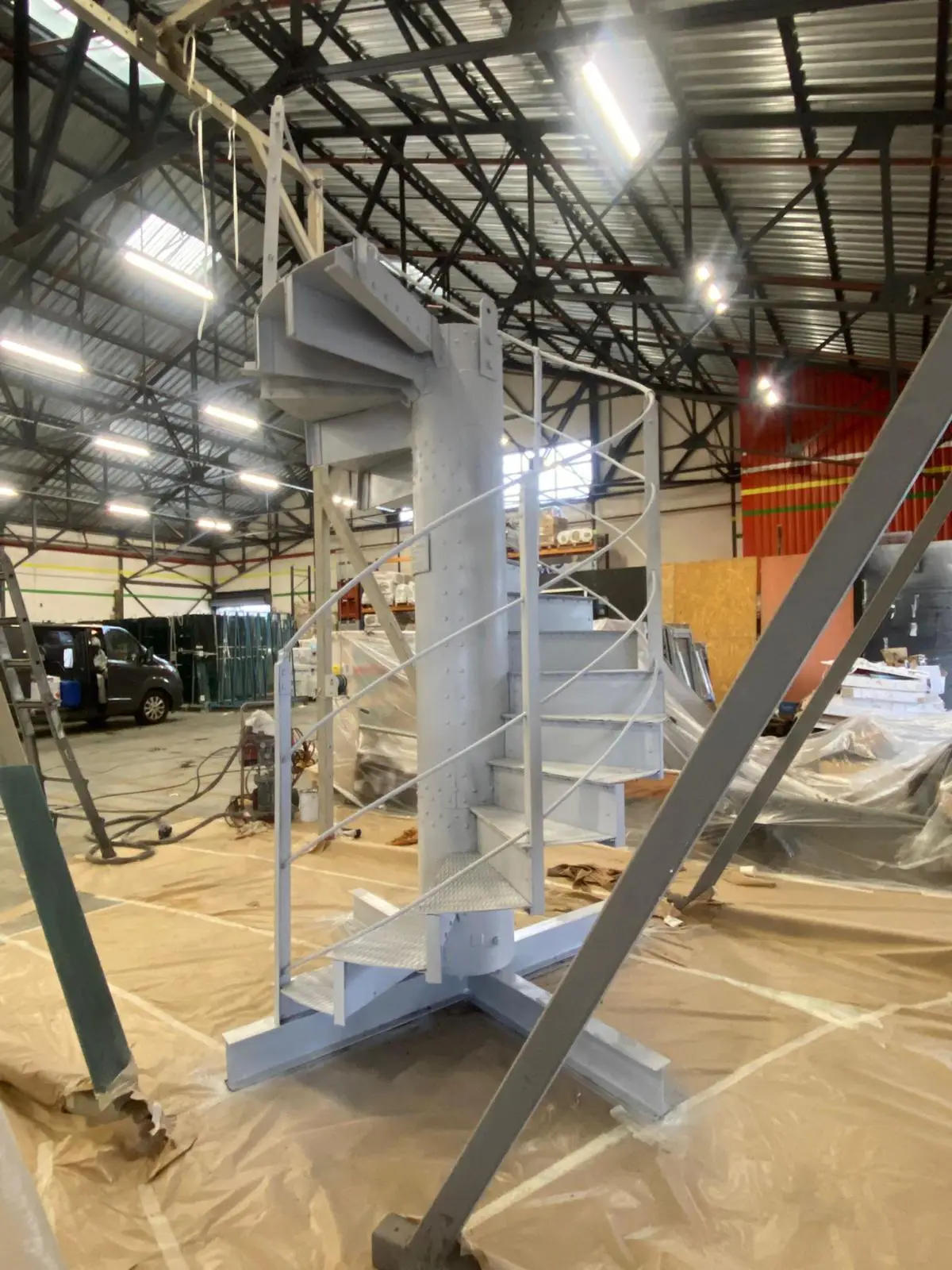 Pose de primaire antirouille sur l'escalier de la Tour Eiffel