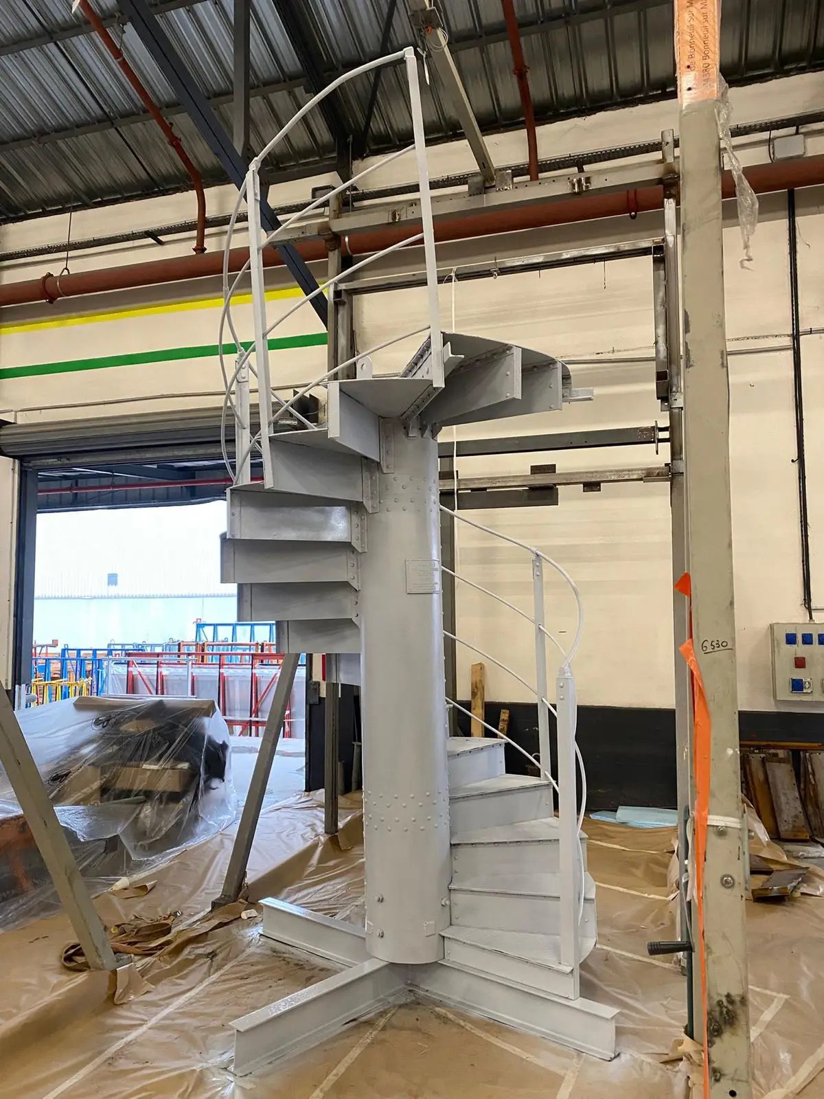 Pose de primaire antirouille sur l'escalier de la Tour Eiffel